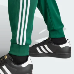 Зеленые брюки adidas - Спортивные брюки Adicolor Classics SST