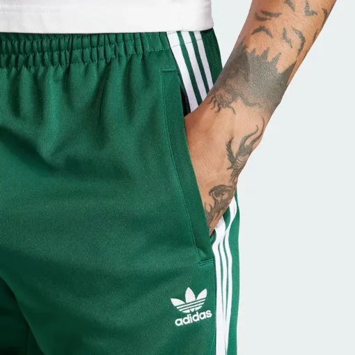 Зеленые брюки adidas - Спортивные брюки Adicolor Classics SST